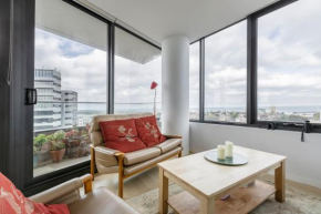 Bright and Stylish with Bay Views, Pool and Sauna